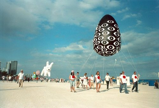 Illustration for article titled Alien Balloon Creatures Invade Miami Beach
